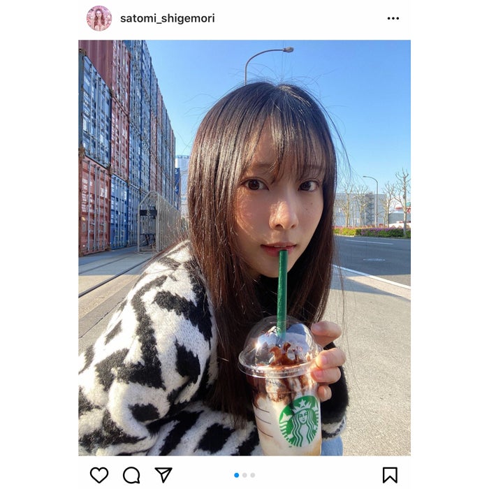 重盛さと美、スタバを片手にカメラを見つめる美麗ショットを披露！「かわいい大好き目の保養」 - モデルプレス