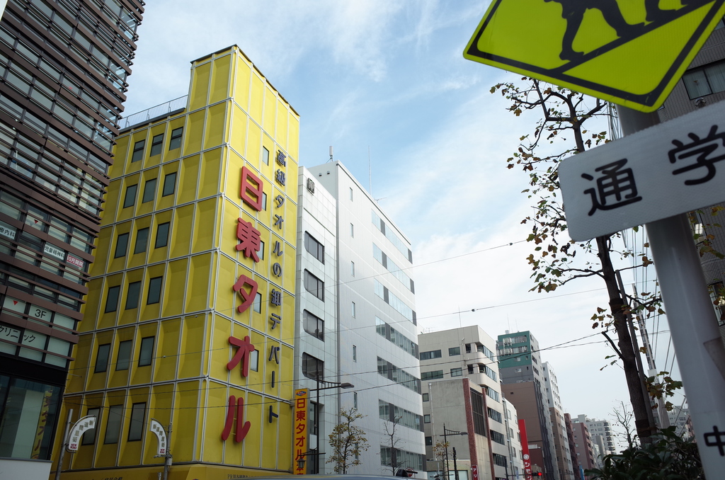 美しく空っぽな空間 都営新宿線「馬喰横山」駅 | 建築家・青木淳の都営交通考察〜地下鉄駅の劇場性について