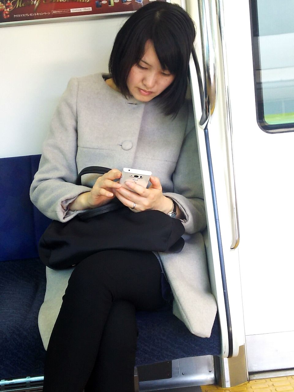 対面パンチラ】ドスケベお姉さんを対面パンチラ盗撮！まさかの電車内でガチオナニーを始める痴女ｗｗ -  JK逆さ撮りパンチラ・個人撮影会・コスプレ盗撮の無料動画を紹介！