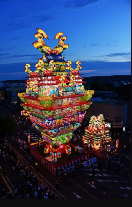 日本一の大灯籠が街を練り歩く！ バスケと木材の町・能代市の夏を彩る「天空の不夜城」 - Tabitek -タビテク-