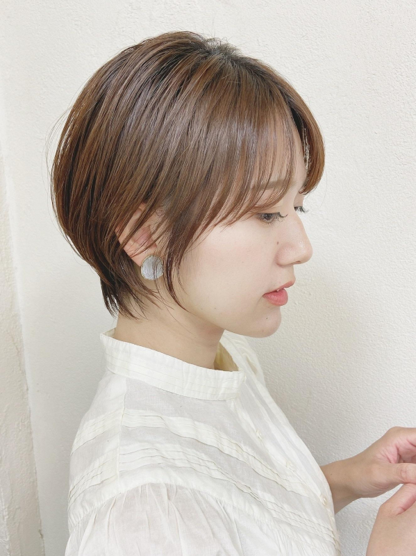 丸顔に似合うショートヘアは？似合わせのポイントから11のニーズ別カタログまで｜ホットペッパービューティーマガジン