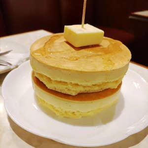 驚きの弾力！銅板で焼かれる極上のホットケーキ！ワンモアの「ホットケーキ」 | おいしんぐ！