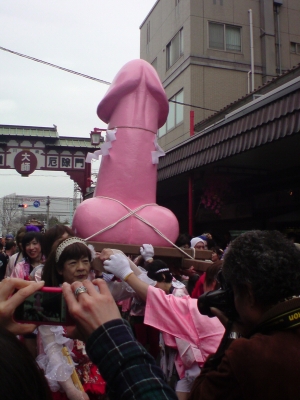 画像多数】日本有数の奇祭「かなまら祭り」開催！ 男根が練り歩く様子は予想よりもはるかに「カオス」だった |