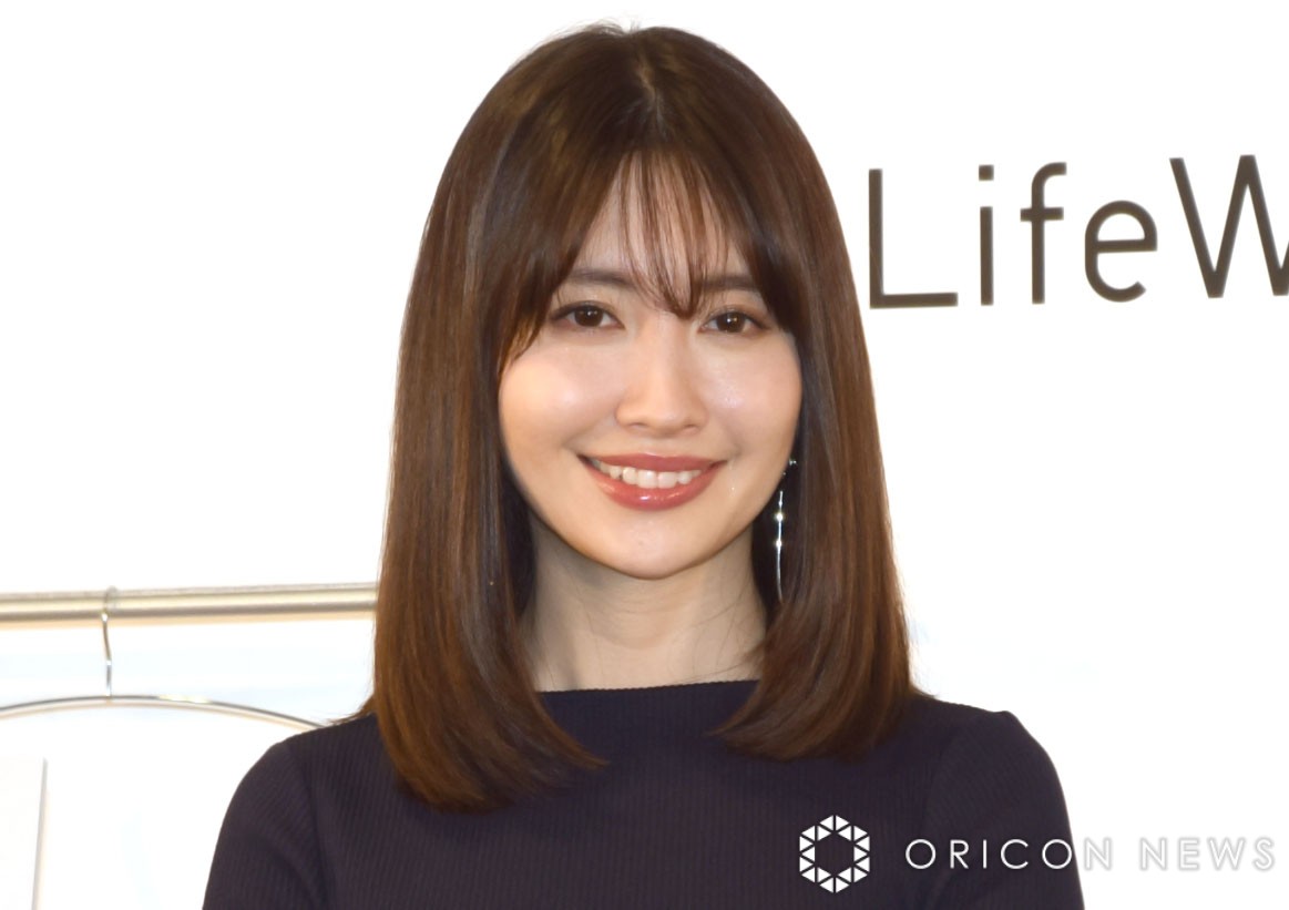 小嶋陽菜、投げキッスでおしゃれ女子をメロメロに 秋冬も肌「見せます」宣言 - モデルプレス