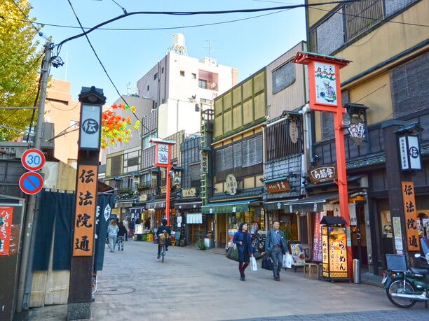 見上げた歓楽街の景色（東京都新宿区）の無料の写真素材 - ID.37728｜フリー素材