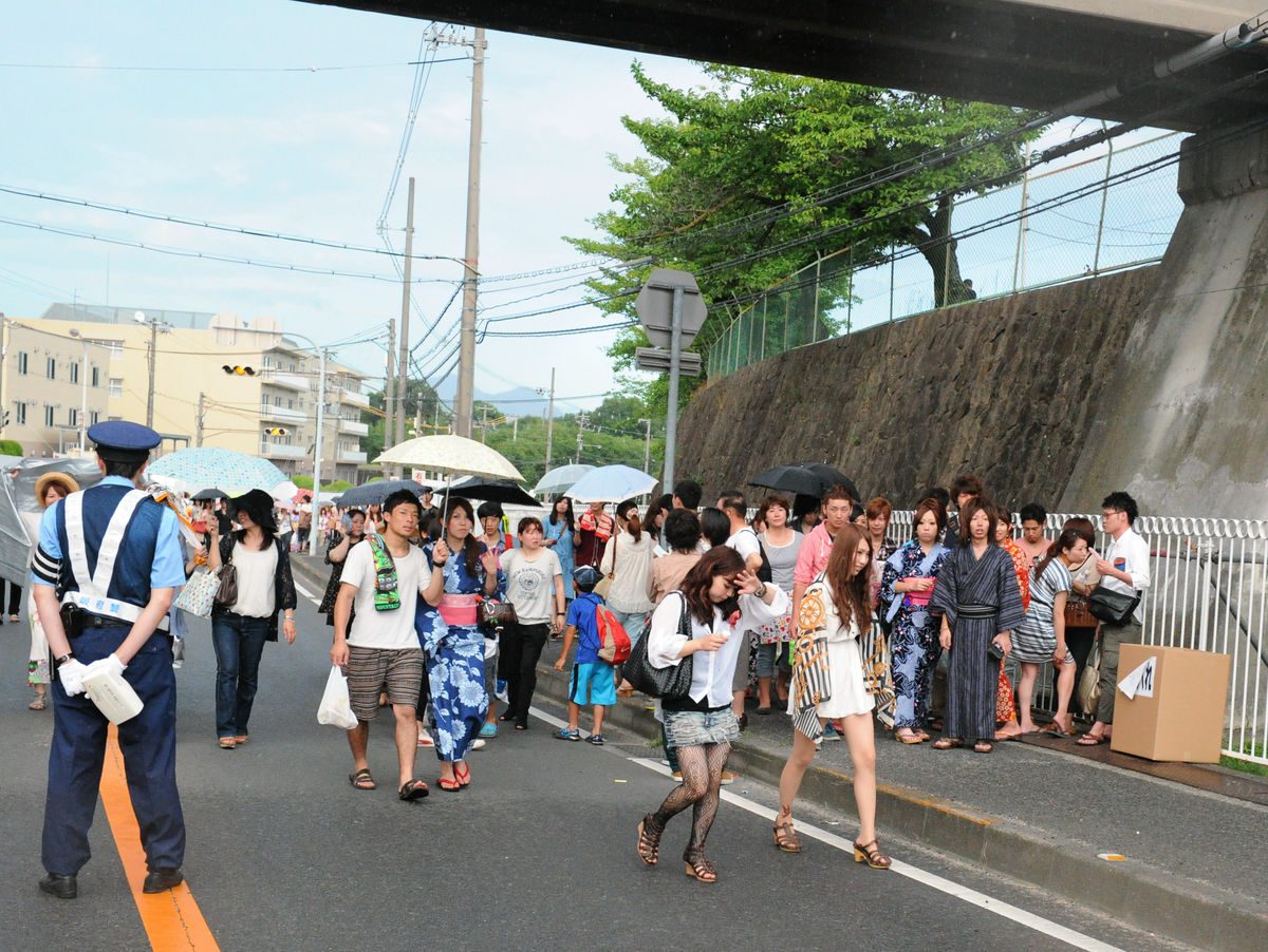 グリ下」に集まる若者たち 違法行為や性被害など危険な一方… 「ここが居場所」と複雑な思いも | 特集