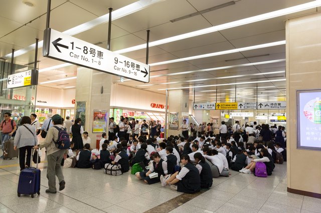 絶対にヤラせてくれない超真面目な彼女が修学旅行で同じ旅館に泊まってたウェーイwww系ヤリサー集団の餌食になった 白城リサ -