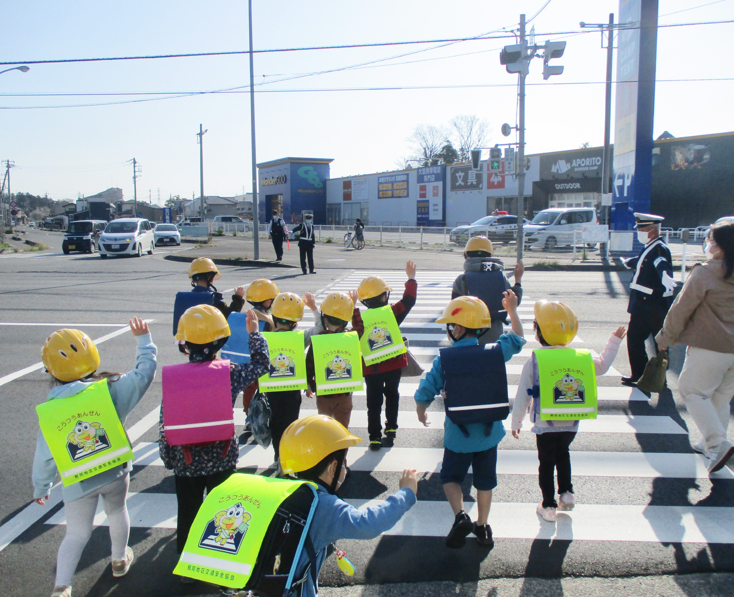 16日午後3時ごろ、#茨城・土浦市内を流れる#桜川で、多くの魚が音を立てながら勢いよくジャンプする様子がカメラに捉えられました。撮影したのは釣りをしていた男性で、「15年くらいこの川で釣りをしているが初めて見た」と話していました。  #日テレnews #tiktokでニュース