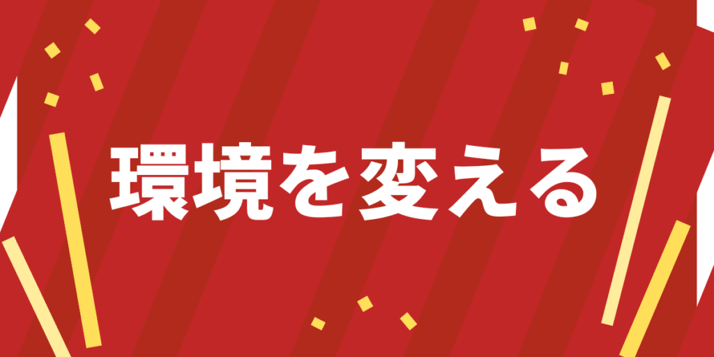 ソファでくつろぐ若い男。男は休日を楽しんだり、仕事中に一時停止したりします。ノートパソコンと快適なソファに座り、身を乗り出し、家で一人で静かな平和な時間を楽しむリラックスした男性の写真素材・画像素材  Image 202851555