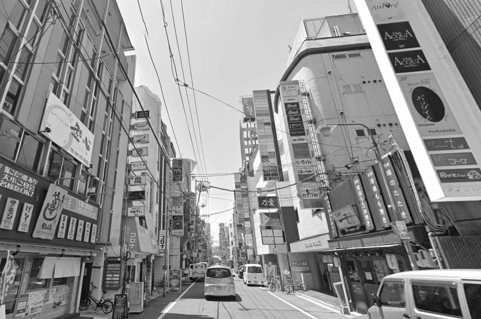 大阪・梅田の路上で、売春の客待ちをするいわゆる「立ちんぼ」行為を防ぐため、警察や地元住民らによる会議が行われ、新たに街灯を設置したり、道路に明るい塗装を施したりするなどの対策を進める方針を決めました。#tiktokでニュース  #読売テレビニュース