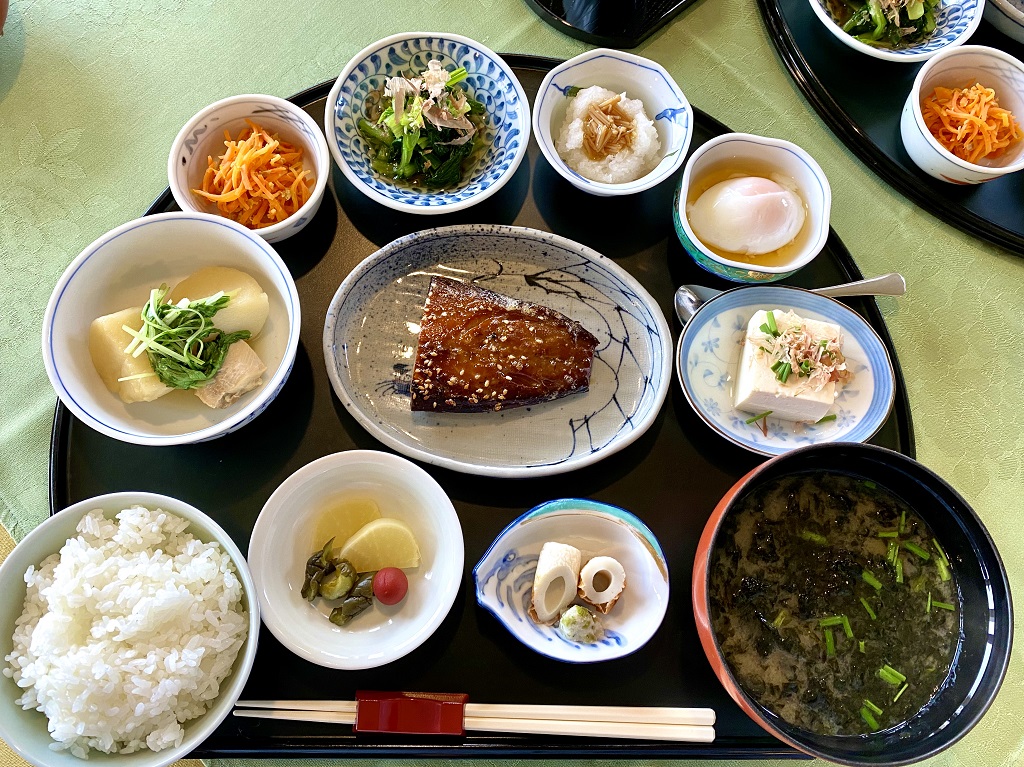 伊豆熱川・オーベルジュ はせべ | 看板猫に会える宿