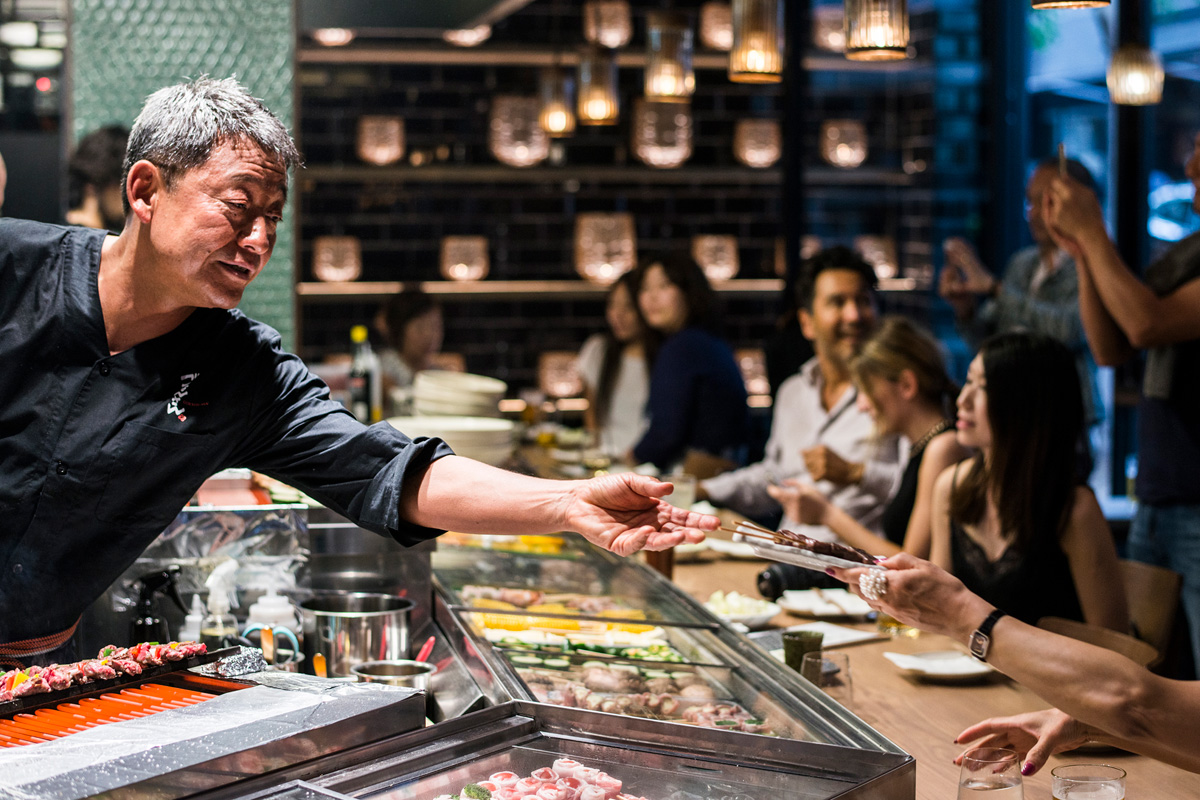 裏話あり】珠城りょうがとことんハマっているのは？西麻布の焼き鳥店で語りつくす！(1/2)[東京カレンダー | 