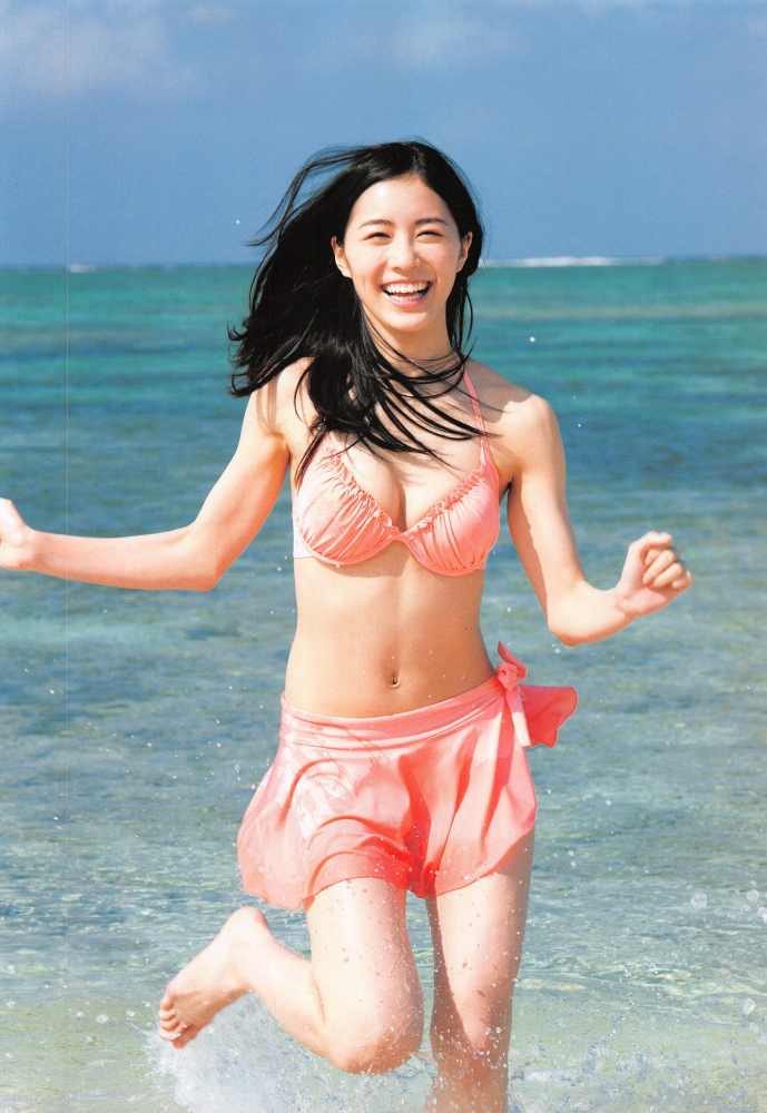 動画の配信からスカウトされた日中ハーフ美女・神谷じゅりな・えりさ(18)がJKにも関わらずSEXYグラビア披露ｗｗ - エロチカ