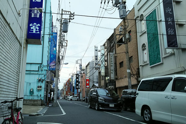 東京・吉原にあるソープ街の街並み｜笑ってトラベル：海外風俗の夜遊び情報サイト