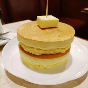 驚きの弾力！銅板で焼かれる極上のホットケーキ！ワンモアの「ホットケーキ」 | おいしんぐ！