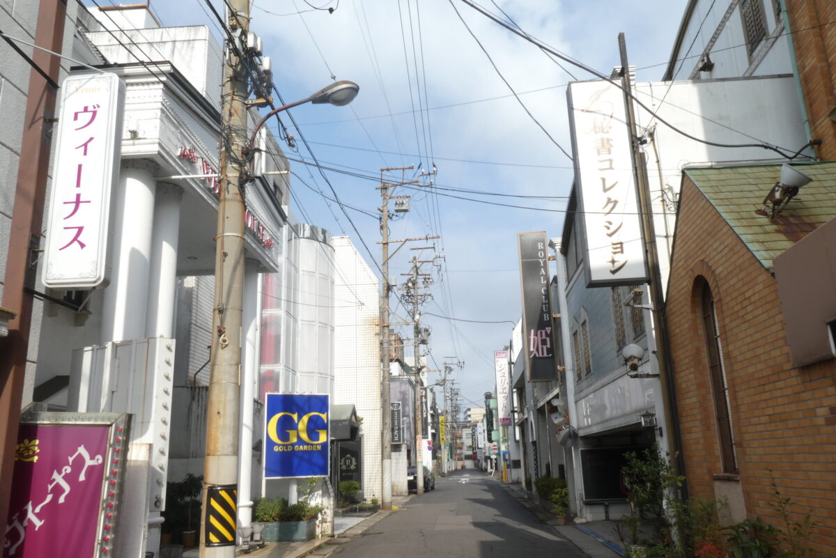 岐阜「金津園ソープ街」青いりんご🍏 夜のネオンが気になり、23時ごろ再度行ってみたら、真っ暗闇…。 すでに店じまいしてるところも多く、金津園の夜の早さにびっくりでした😥 