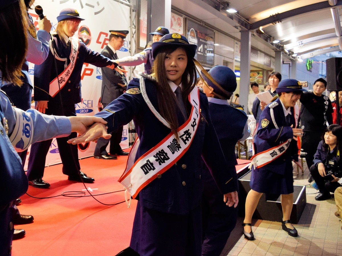 京成船橋駅で痴漢撲滅啓発イベント 千葉県警と女子プロレスラーが呼び掛け - 船橋経済新聞